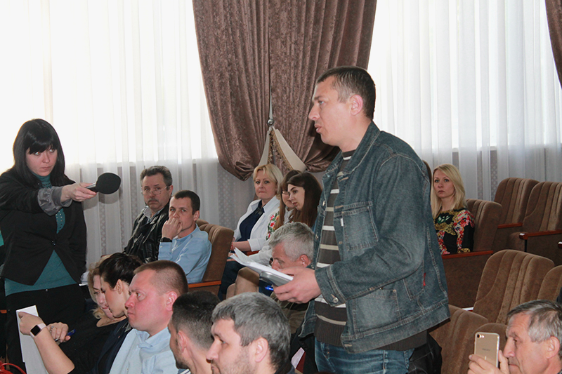 Карплюк відсутній, Денисенко порушує Регламент, депутати саботують голосування