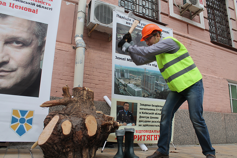 «Забудовник-лісоруб» з сокирою під управлінням поліції Київщини 