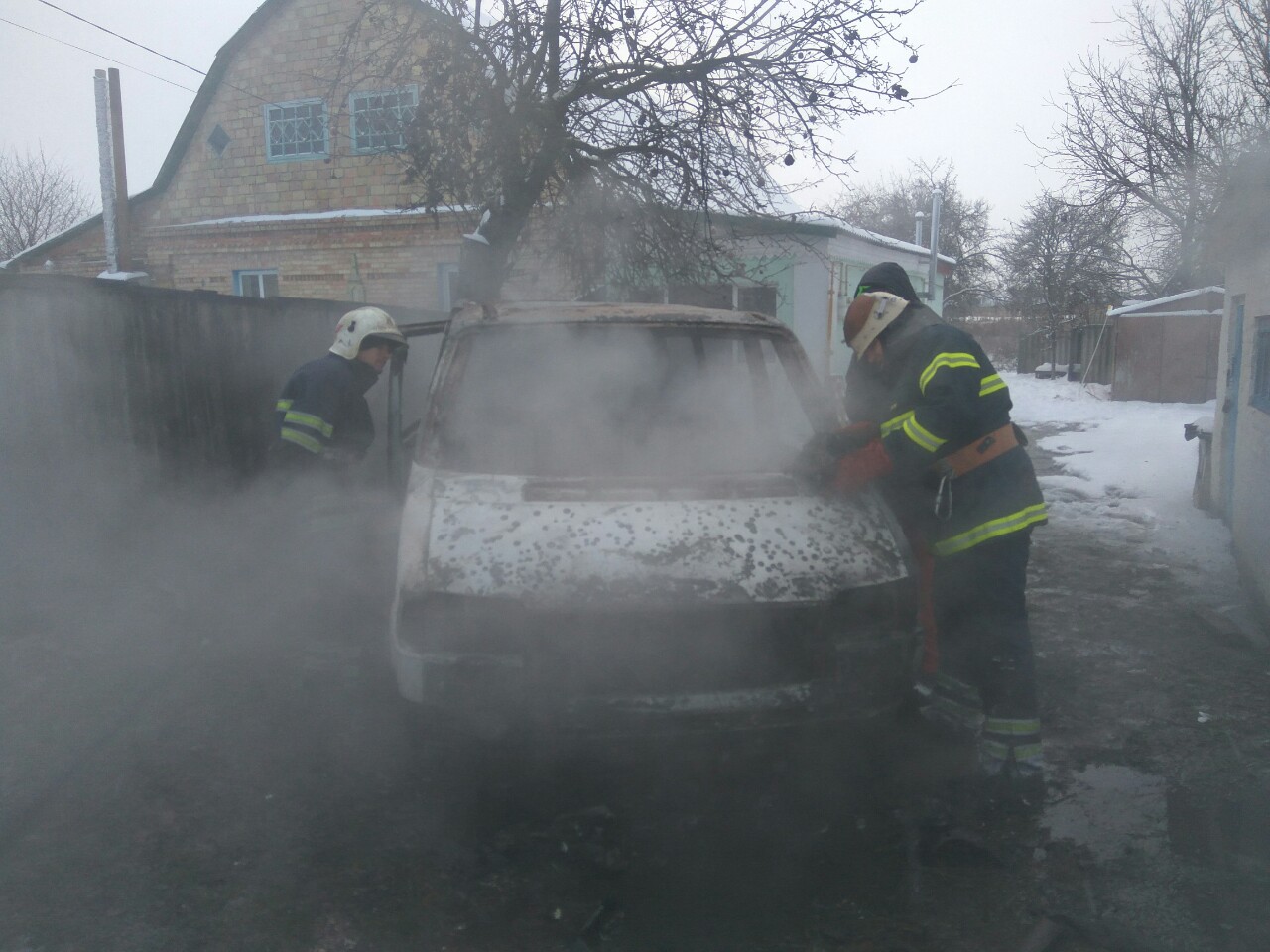 У дворі загорівся мікроавтобус «Фольксваген» 