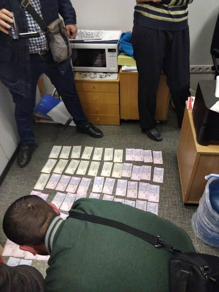 СБУ затримала керівництво вузу в Бучі за вимагання хабарів зі студентів (+фото)