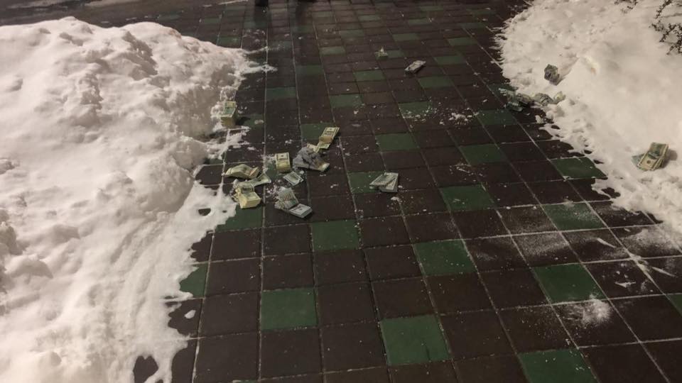 Чиновники «засівали» вулиці пачками доларів (+фото) 