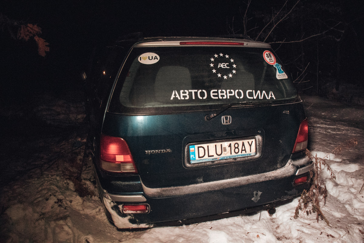 Розбита Honda «АвтоЄвроСила» у лісі під Ірпенем, кров на подушках безпеки 