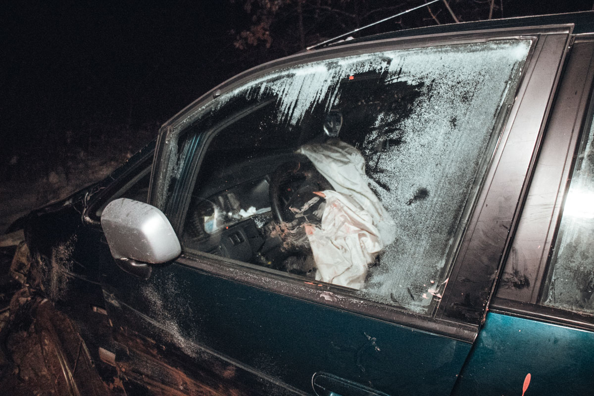 Розбита Honda «АвтоЄвроСила» у лісі під Ірпенем, кров на подушках безпеки 