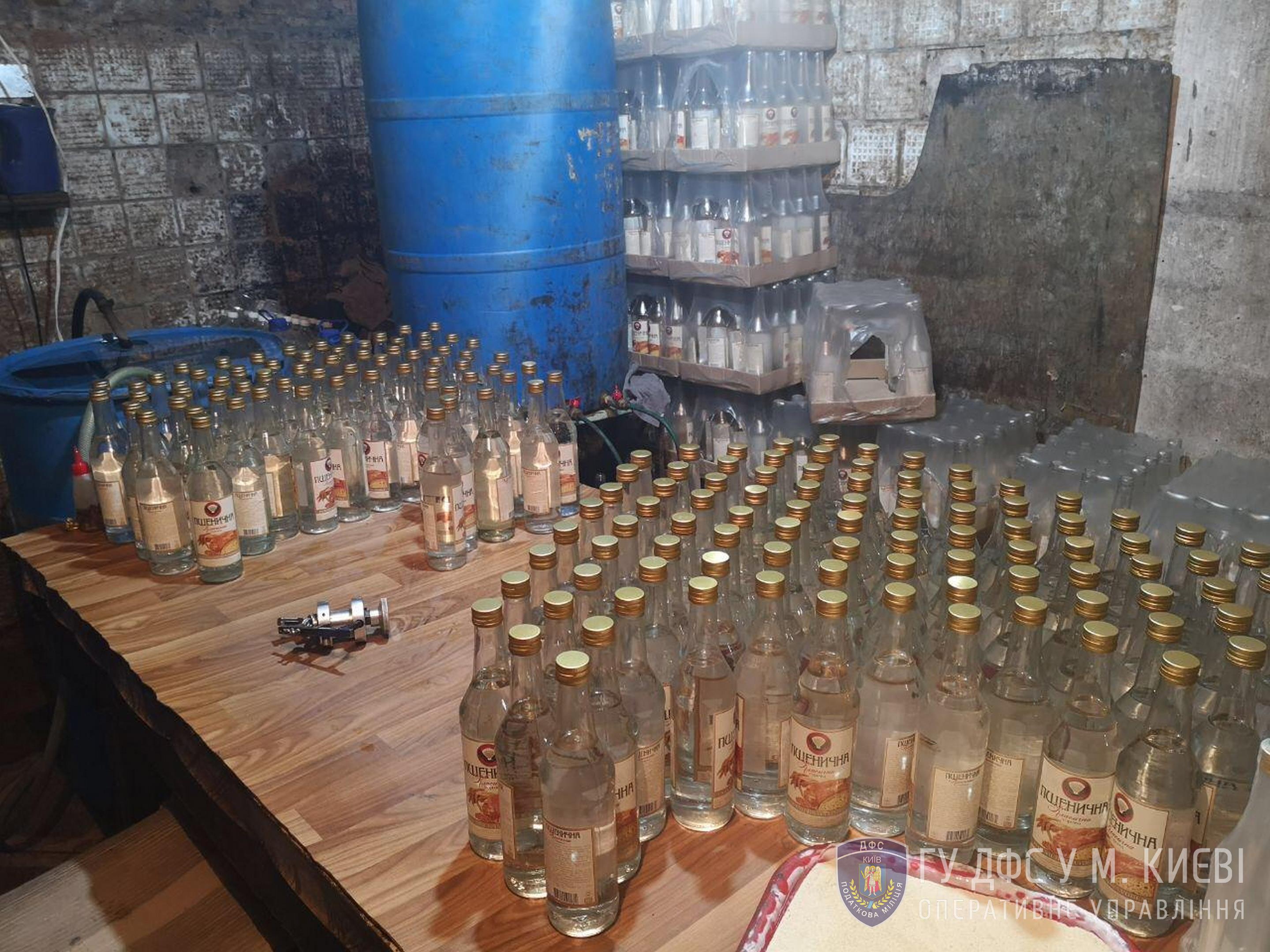 2,3 тис. літрів спирту та 1 тис. літрів фальсифікованої горілки виявили в підпільному цеху Києва (+фото)