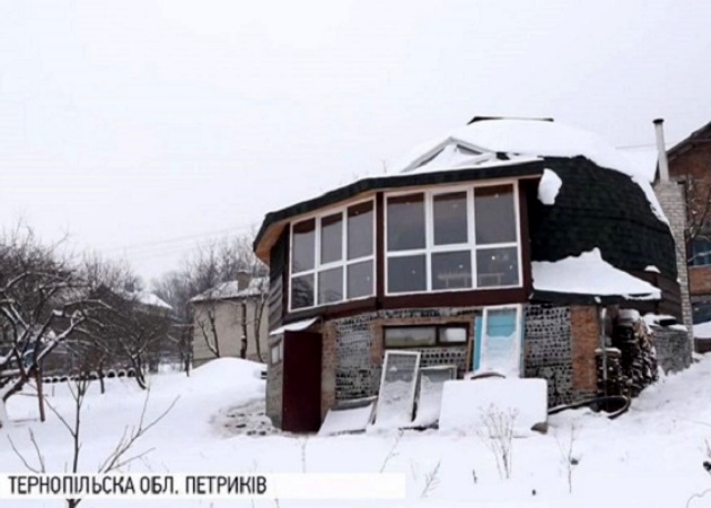 Енергоощадний будинок звели за два місяці з 5 тисяч порожніх пляшок 