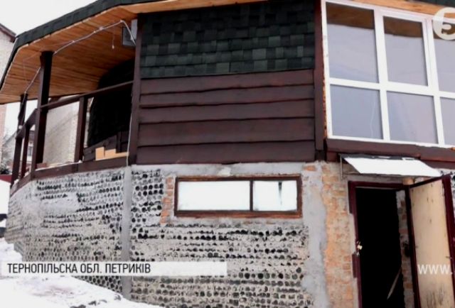 Енергоощадний будинок звели за два місяці з 5 тисяч порожніх пляшок 