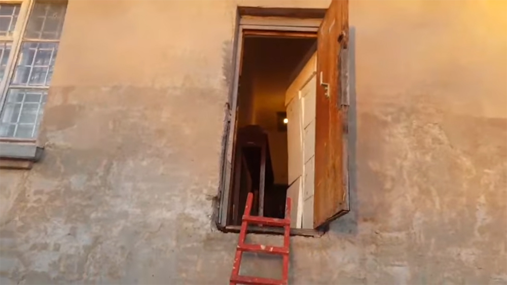 Сергій Притула опублікував відео, як лазив приставною драбиною із гримерної до вуличної вбиральні 