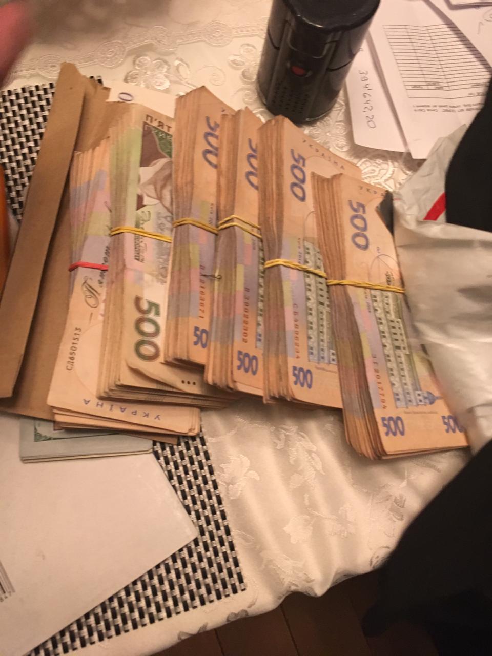 На хабарі 96 тисяч грн затримали двох директорів КП, в яких при обшуку виявили зброю 