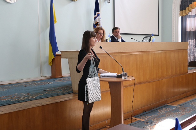 Депутатка з авоською прийшла на сесію – міськрада обмежила використання пластикових пакетів 