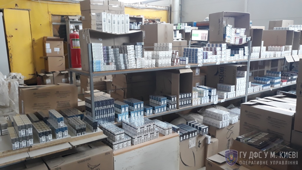 280 млн гривень на схемі необлікованого продажу цигарок приховав від податківців підпільний КЦ 