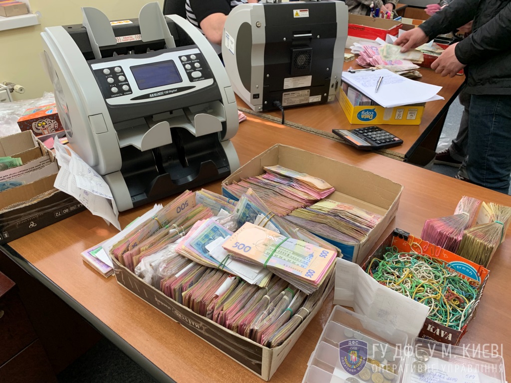 280 млн гривень на схемі необлікованого продажу цигарок приховав від податківців підпільний КЦ 