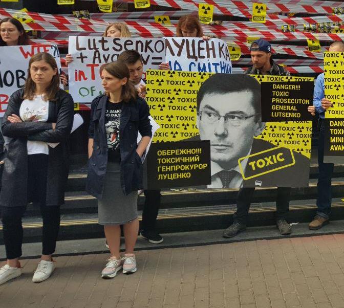 Депутати збирають підписи за відставку Генпрокурора Юрія Луценка 