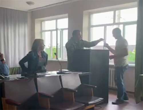 Воєнком прийшов на сесію і вручив депутатам повістки