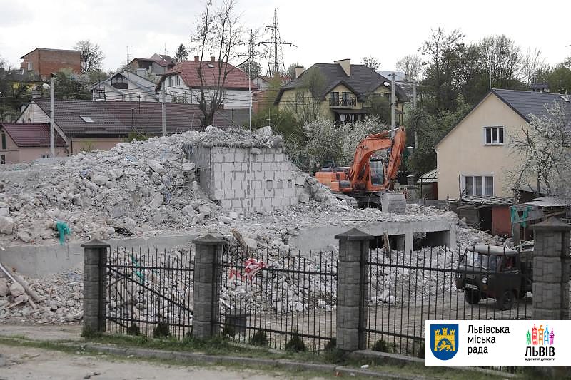 Повчальний прецедент: в Україні знесли першу незаконно споруджену багатоповерхівку (+ фото)