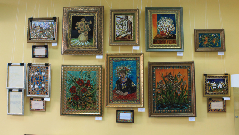 Художниця малює картини на склі (відео) 