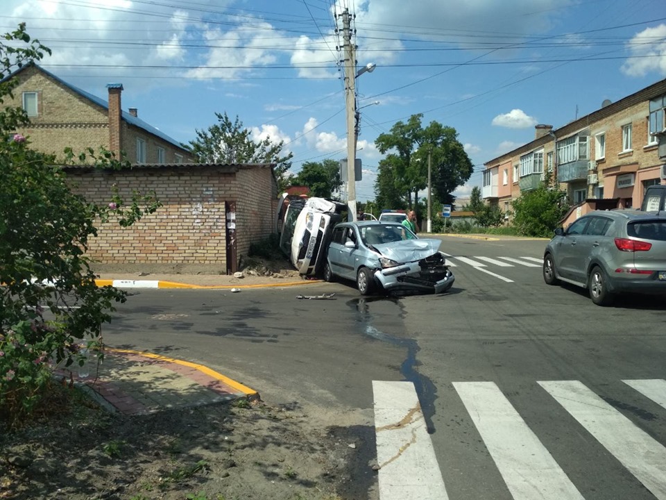 Карколомна ДТП з перевертанням на Озерній: зіткнувшись два авто вилетіли на тротуар 