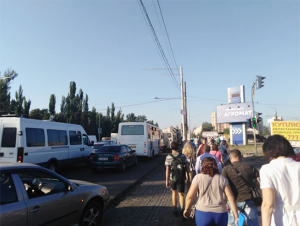 У Києві на Академмістечку в годину пік перекрили трасу, люди добираються на роботу кілька кілометрів пішки