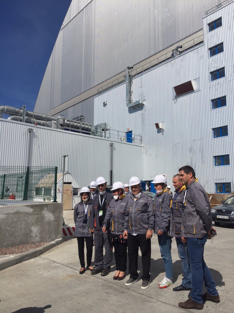 Міністр закордонних справ Франції відвідав ЧАЕС, аби констатувати завершення спорудження арки укриття 4-го реактора   