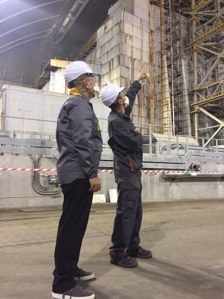 Міністр закордонних справ Франції відвідав ЧАЕС, аби констатувати завершення спорудження арки укриття 4-го реактора   