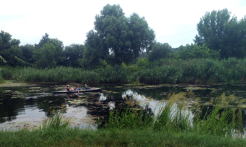 Жадоба наживи переважає безпеку: на Ірпінь-річці діє самодіяльний прокат човнів без рятувальної станції