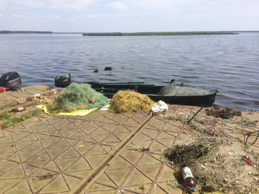 На 20 тисяч завдали збитків браконьєри, ловлячи рибу з човна сітками (+ фото)