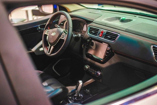 Новинка викликала великий інтерес, відвідувачі стенду JAC були приємно здивовані запасом ходу, вартістю, а також комплектацією електромобіля. За словами представників компанії, навіть взимку при -20°С автомобіль проїжджає не менш ніж 250 км на одній зарядці.  «Для багатьох відвідувачів виставки JAC iEV7S став справжнім відкриттям. Не кожен міг собі уявити, що в Україні може з’явитися бренд, який представляє сучасний електромобіль з запасом ходу до 300 км з вартістю 26 тис. доларів, – розповідає Олександр Луценко, генеральний директор компанії «Богдан-Автотрейд». – JAC iEV7S обладнаний підігрівом передніх сидінь, зручними кріслами з бічною підтримкою, клімат-контролем, круїз-контролем, системою кругового огляду 360 градусів. Крім цього, електромобіль має один з найбільш містких багажників в своєму класі».