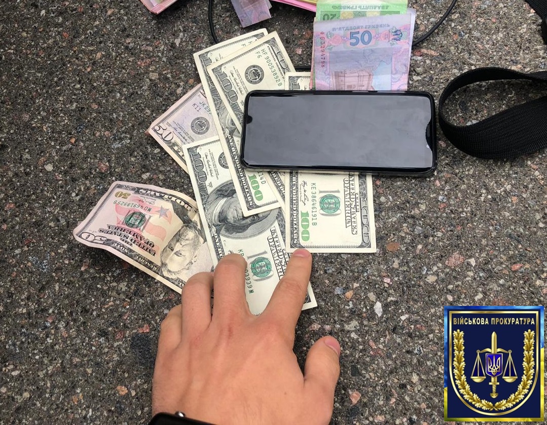 $ 450 за безперешкодне оформлення авто – на хабарі впіймали митника 