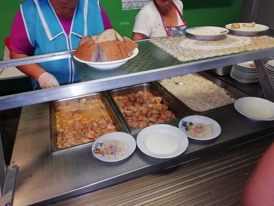 Харчування у школі: батьки називають плюси та мінуси 