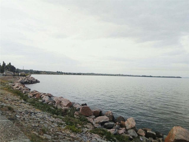 На Дніпрі збираються розмістити вітрову та плаваючу сонячну електростанції