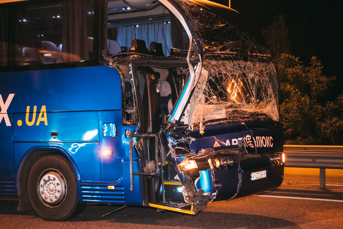 Міжміський автобус врізався у вантажівку – постраждало троє людей (відео) 