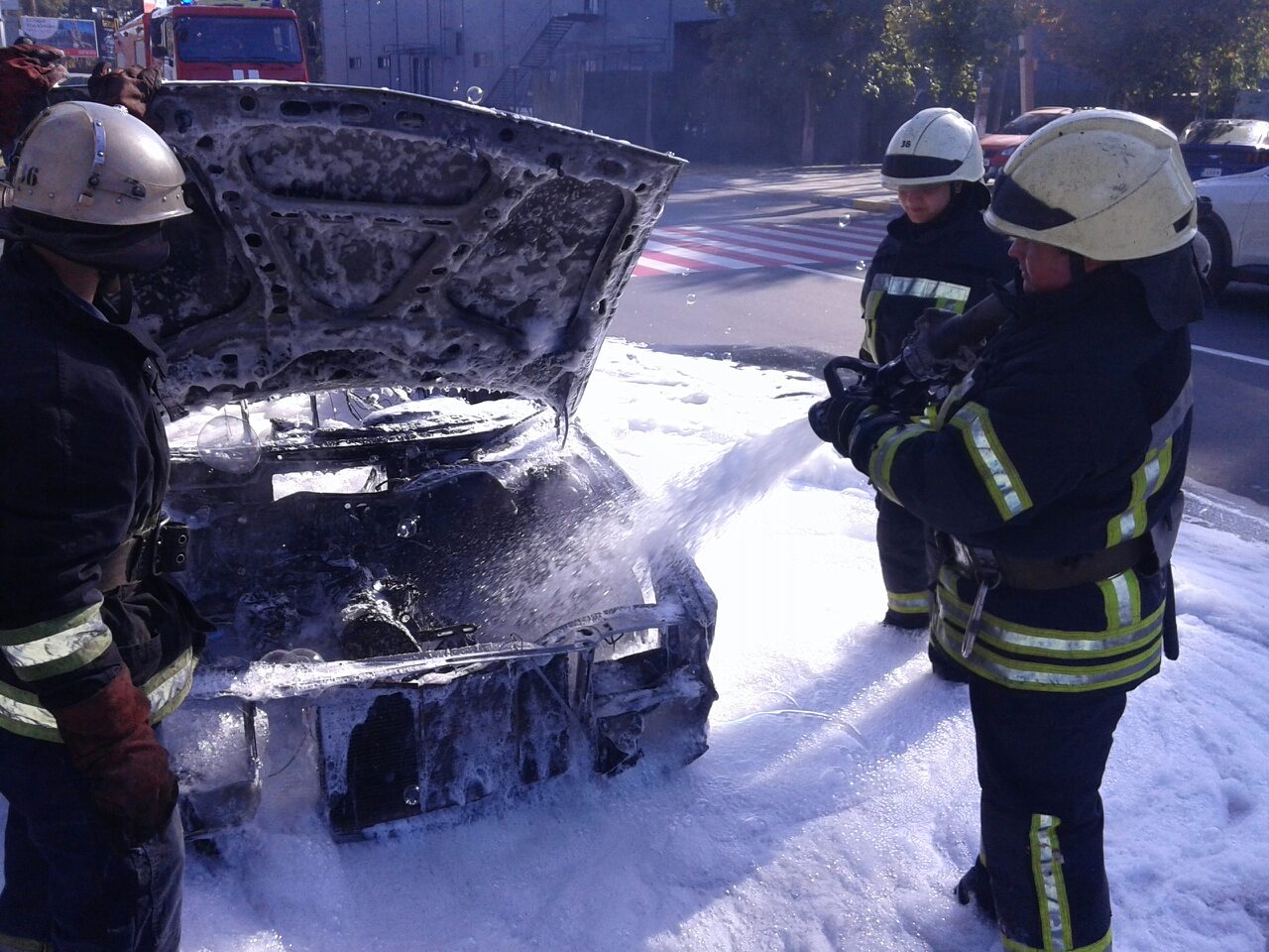 На трасі спалахнула машина із газовим балоном (+ фото)
