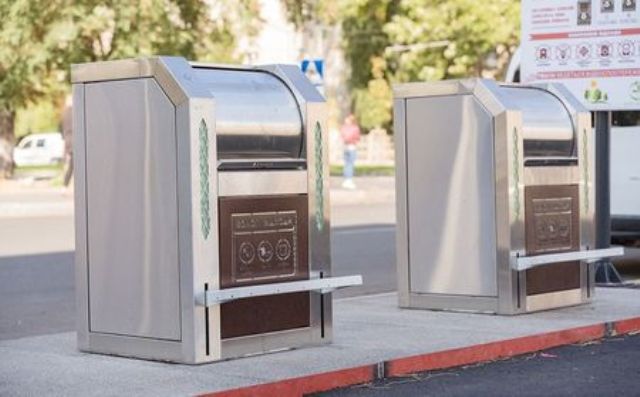 Естетичні й «розумні» підземні контейнери для сміття із сонячними панелями