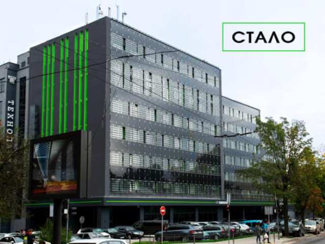 1000 сонячних панелей на фасаді та даху офісу мережі АЗС зможуть заряджати електромобілі 