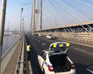 Заради селфі один дорослий і двоє підлітків залізли на 130 метрову висоту Південного моста 