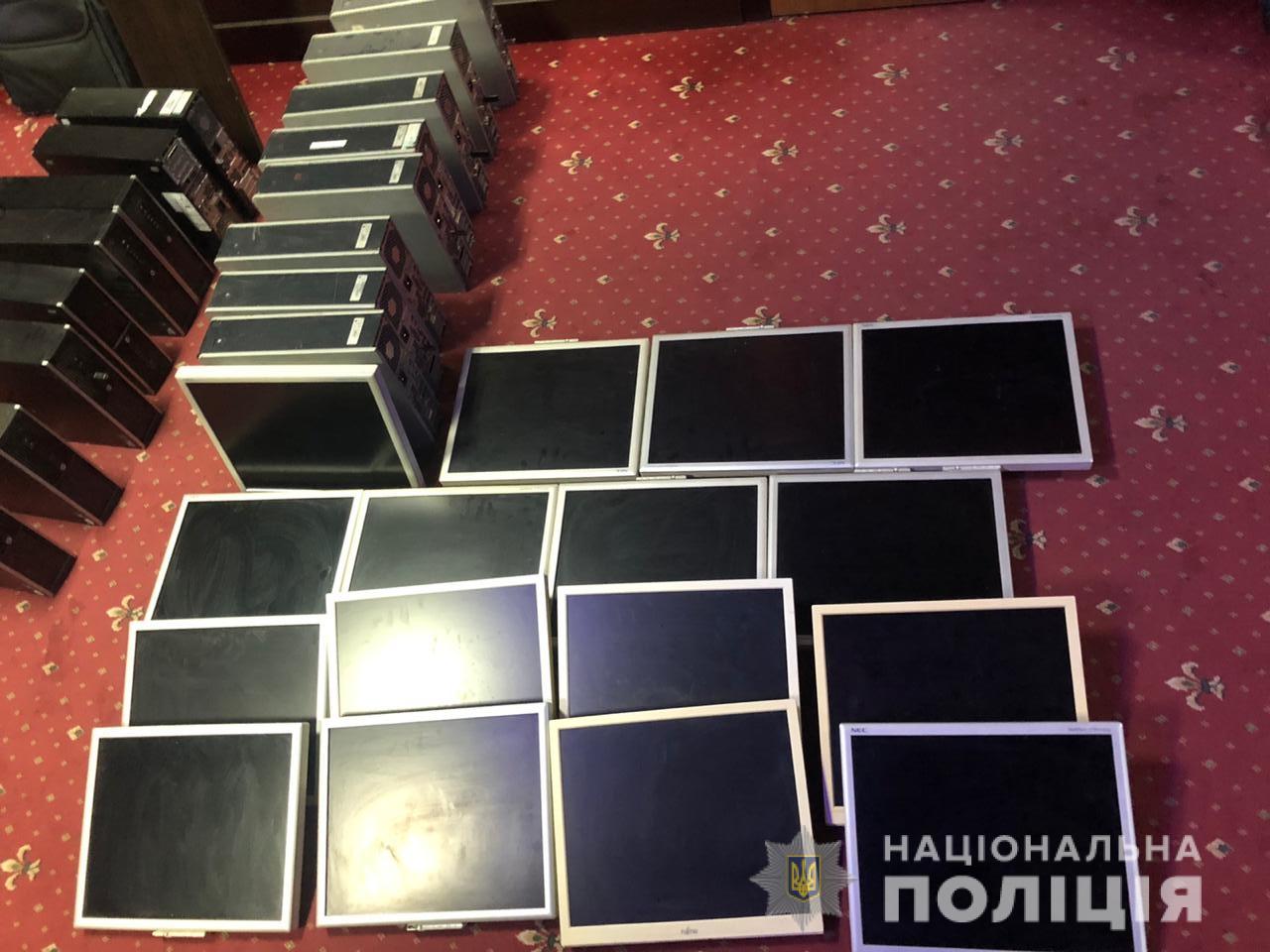 Слідчі слідчого управління спільно з оперативниками кримінальної поліції обласного главку, за процесуальним керівництвом прокуратури області провели 7 санкціонованих обшуків за адресами гральних «салонів» в містах Обухів та Українка.