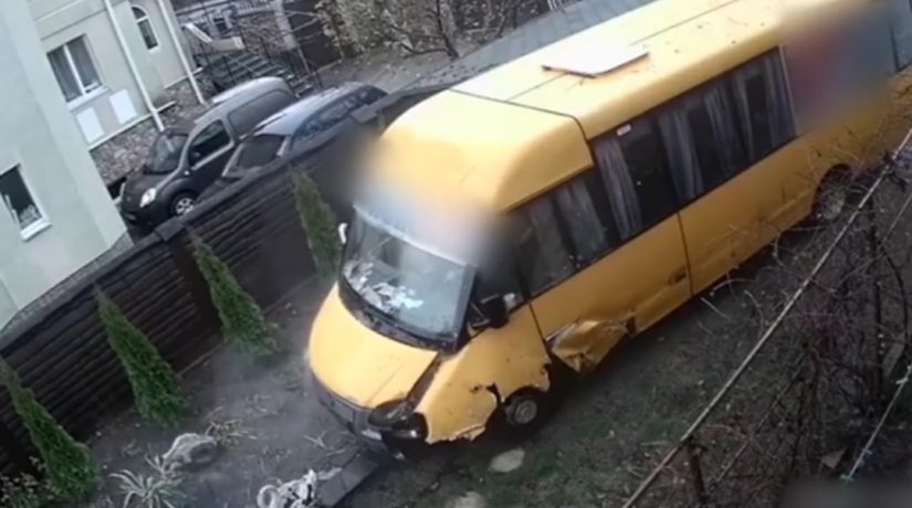 Маршрутка на швидкості протаранила ворота й влетіла у приватне подвір’я (відео)