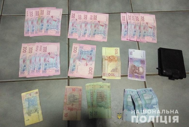 Понад 4000 доларів видурив шахрай у довірливої пенсіонерки під приводом «виручити» її сина