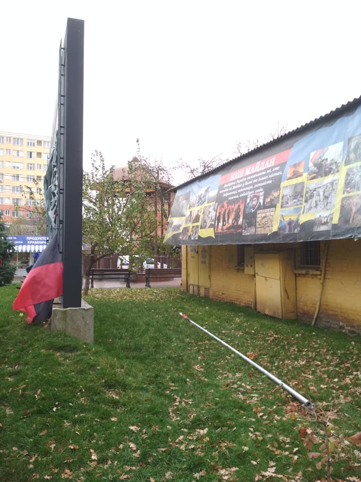 Російський вандал зірвав червоно-чорний прапор, після чого вистрибнув із 3-го поверху (+ фото) 