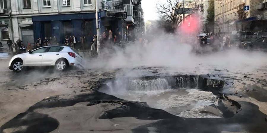 Провалилася вулиця у центрі Києва – вирва засмоктала автомобіль (відео)