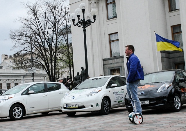 Усім міністерствам дозволено накупити електромобілів на 1,2 млн