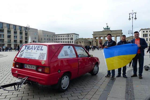 Українці на саморобному електрокарі доїхали до Берліна