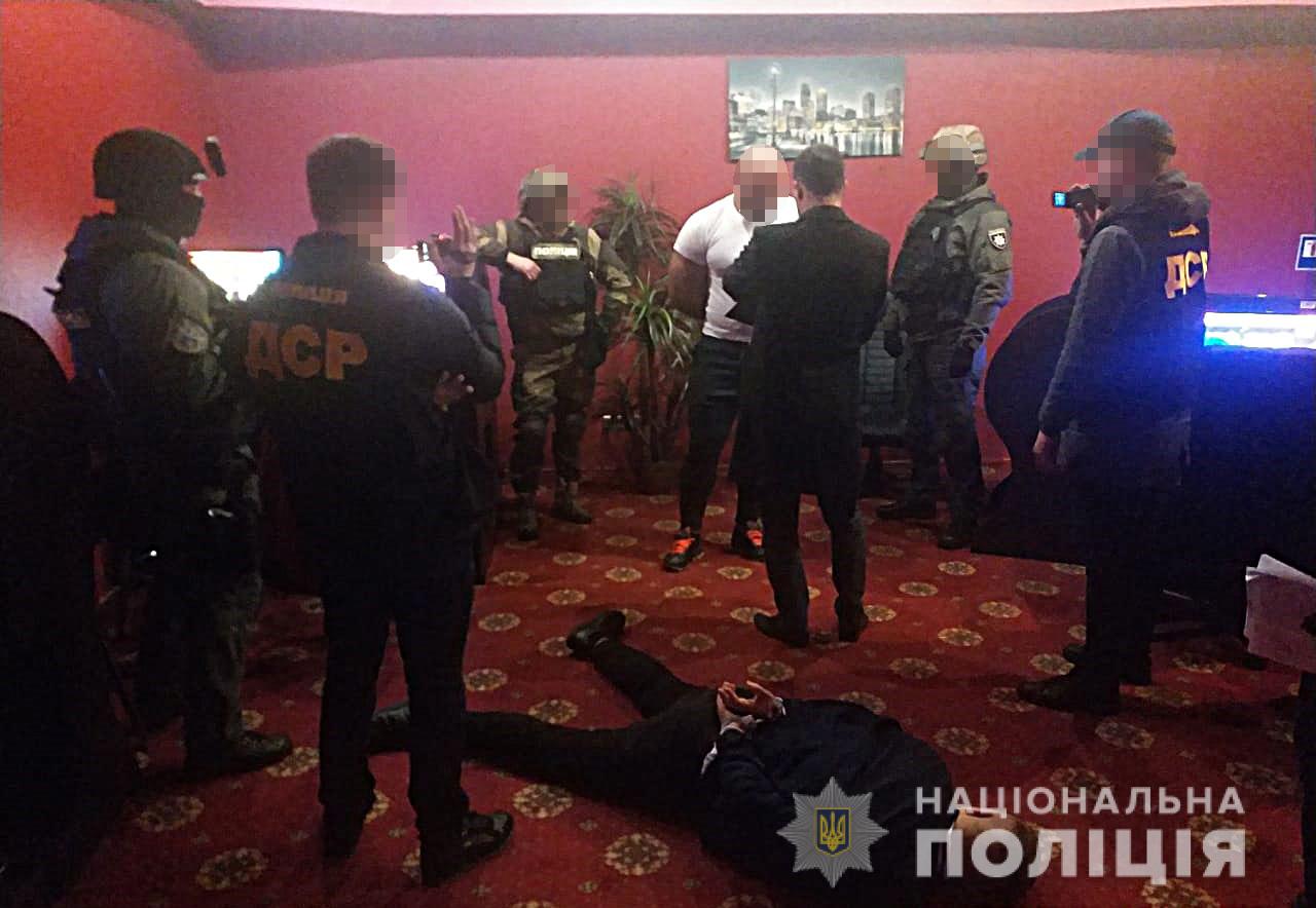 Банда з восьми вдаваних «колекторів» вибивала неіснуючі борги: опубліковане відео затримання 