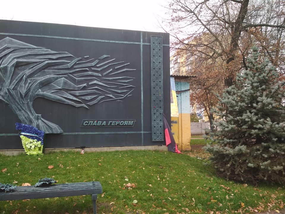 Російський вандал зірвав червоно-чорний прапор, після чого вистрибнув із 3-го поверху (+ фото) 