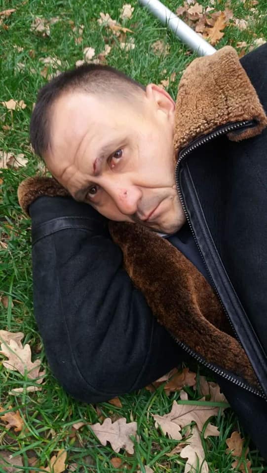 Російський вандал зірвав червоно-чорний прапор, після чого вистрибнув із 3-го поверху (+ фото) 