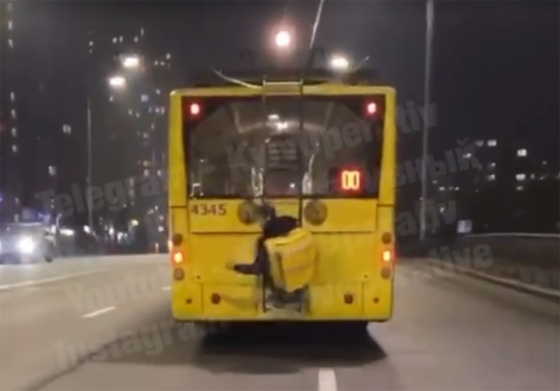 Кур’єр з їжею причепився зовні до тролейбуса та глузував із водіїв (відео)