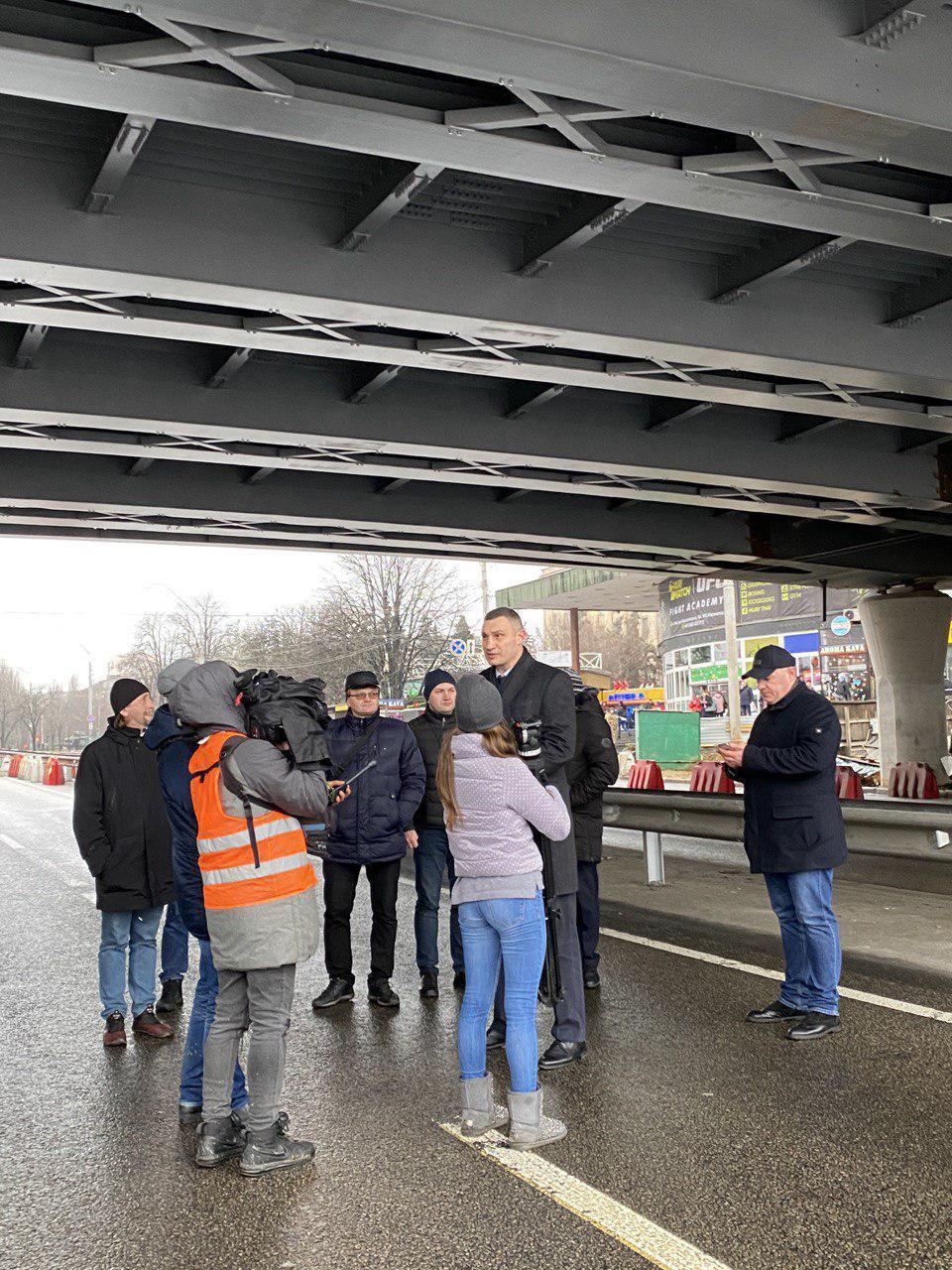Вісім 30-тонних вантажівок випробовували Шулявський міст, під яким стояв Кличко (фото)