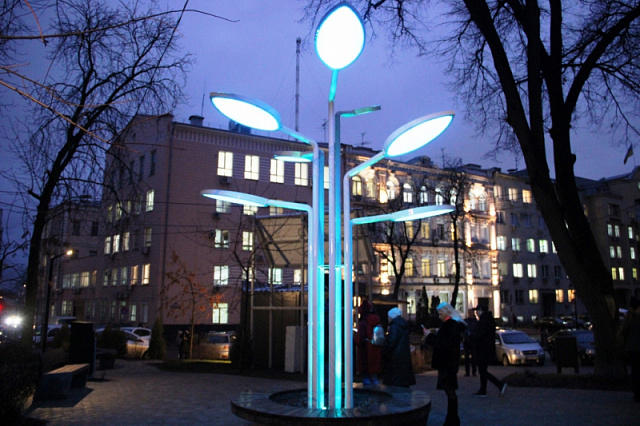 Біля «Їжачка в тумані» встановили сонячні панелі та контейнер для використаних батарейок 