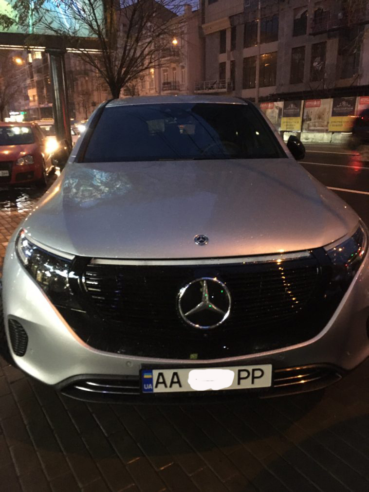 Конкурент Tesla: на київських вулицях помічено перший електричний Mercedes EQC із запасом ходу 450 км