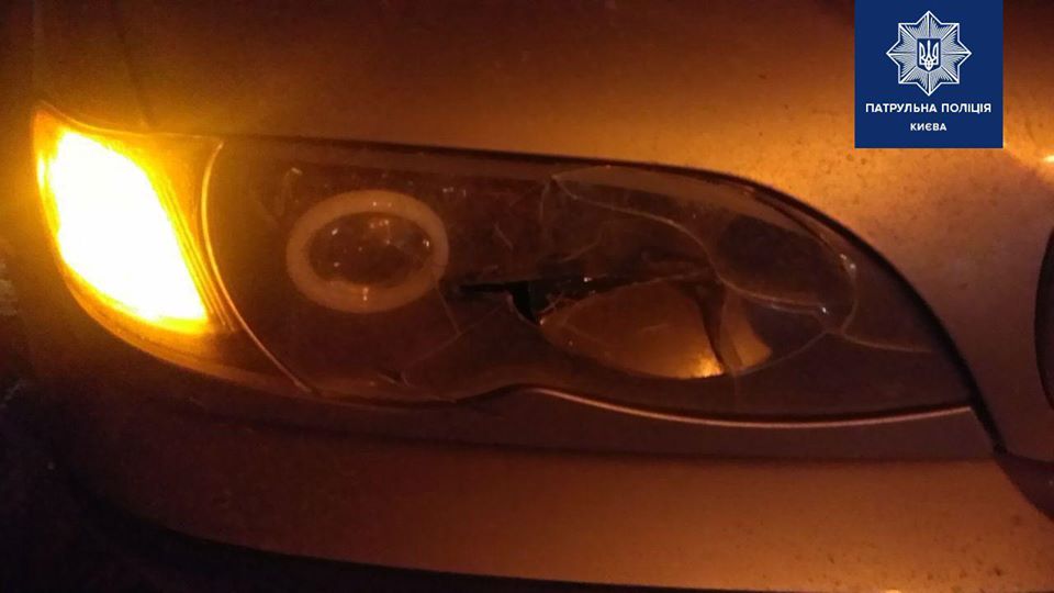 Сокирою рубав машину: невдоволений паркуванням намагався «провчити» вдаваного «порушника» (+ фото) 