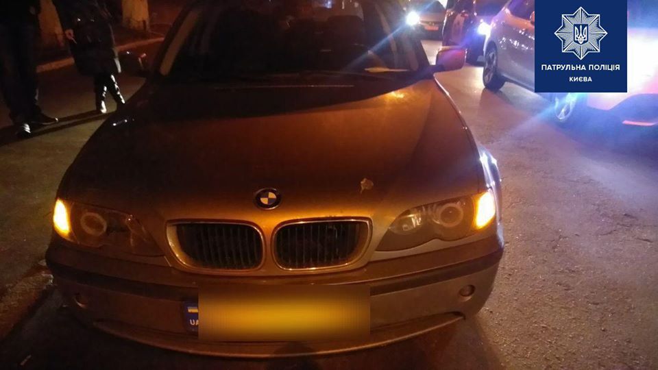 Сокирою рубав машину: невдоволений паркуванням намагався «провчити» вдаваного «порушника» (+ фото) 